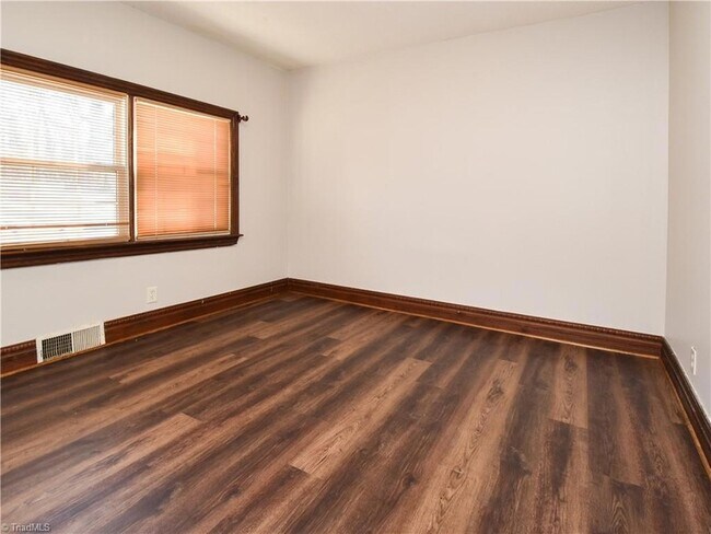 Foto del edificio - 3872 Leo St