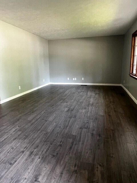 Building Photo - 5001 Pineview Dr