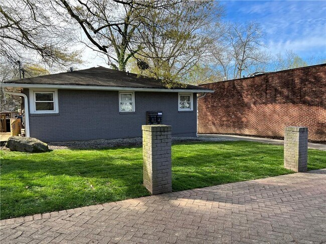 Building Photo - 1120 Oak St SW
