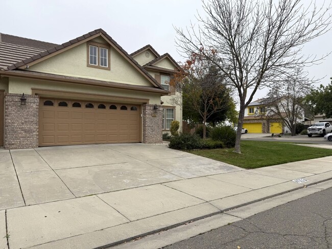 Foto del edificio - Lovely 5/3 with a desirable downstairs bedroom.