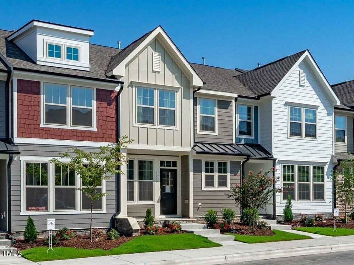 Foto principal - Gorgeous new townhome in the heart of Clay...