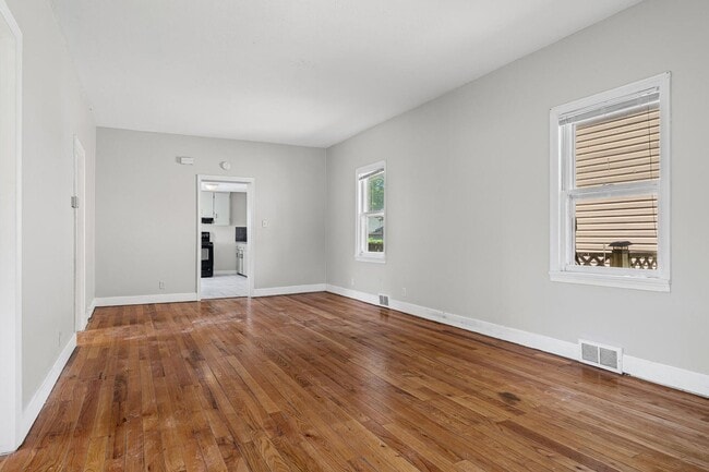 Building Photo - 3 bed/1 bath Northside Home