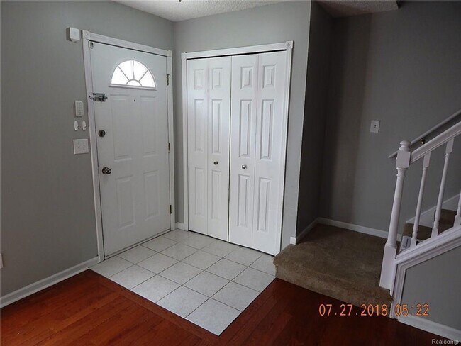 Entry way - 29305 W Jefferson Ave