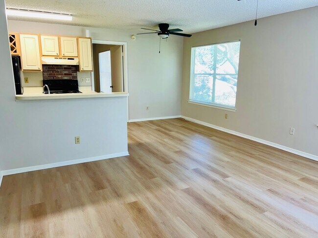 Building Photo - 2585 Grassy Point Dr