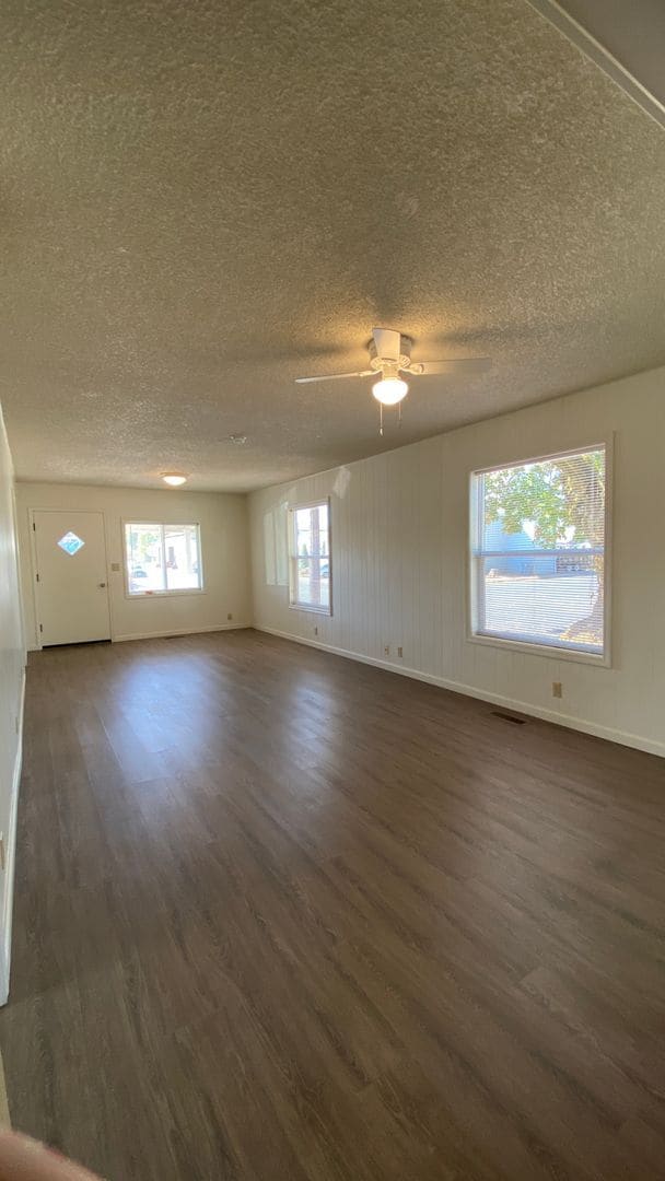 Building Photo - 3 Bed, 1 Bath Dallas Home!