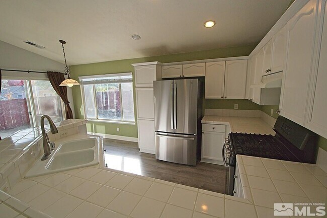 Building Photo - 145 Sageglen Dr