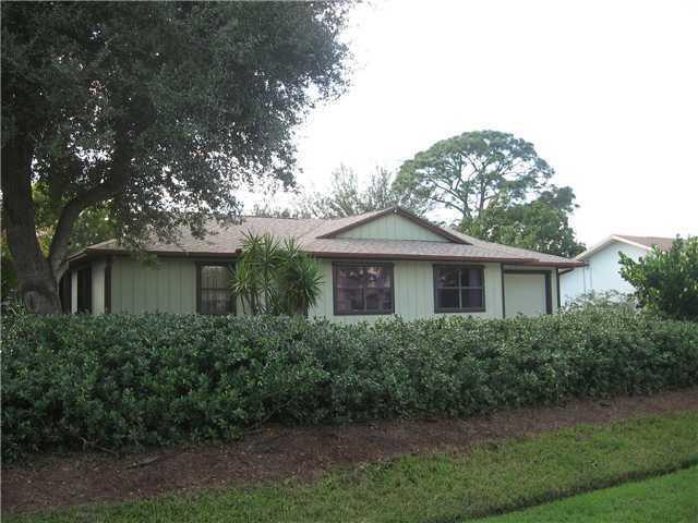 Primary Photo - 1752 SW Cloverleaf St