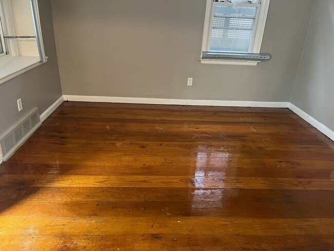 Building Photo - Lovely renovated 3 bedroom house