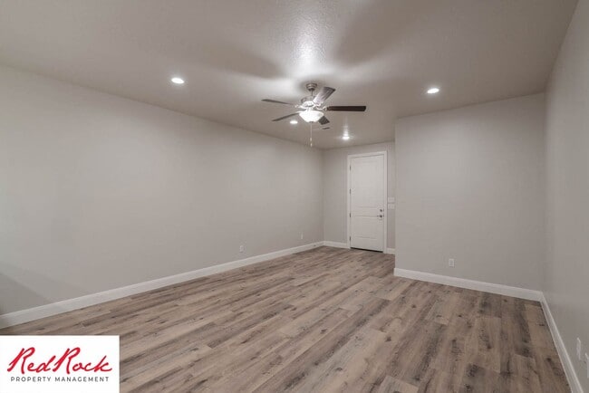 Building Photo - Spacious 4 Bedroom Townhome in Hurricane Heights!