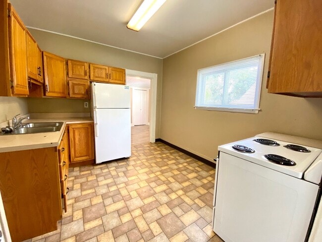 Building Photo - 2 Bedroom 1 Bath House!