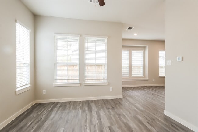 Foto del edificio - 9835 Willow Creek Commerce Dr