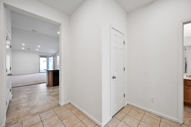 Foto del edificio - 1630 E Grove St