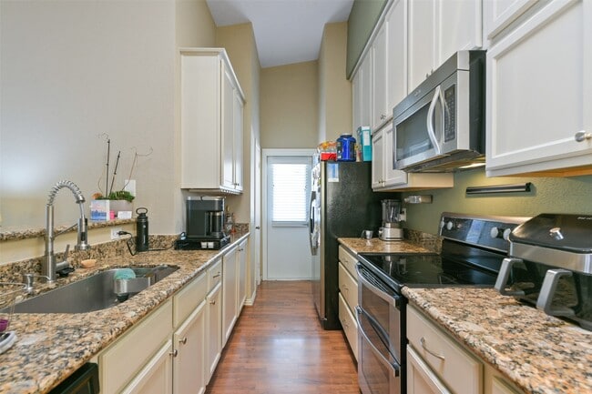 Building Photo - 2425 Augusta Dr