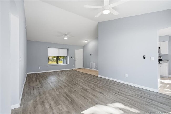 Foto del edificio - 1074 SW Jennifer Terrace