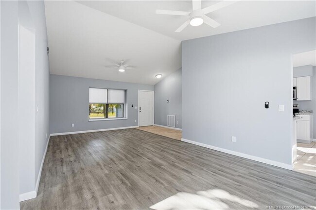 Foto del edificio - 1074 SW Jennifer Terrace