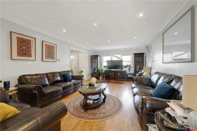 Foto del edificio - 570 N Barry Ave