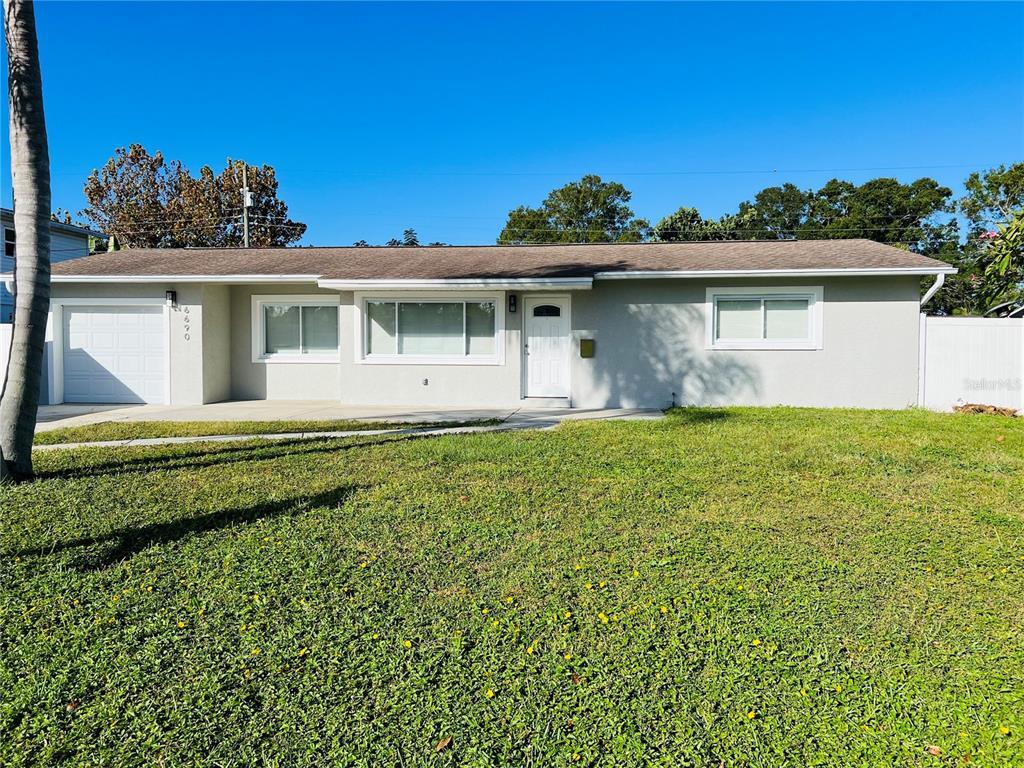 Foto principal - 6690 17th St N