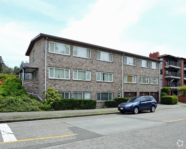 Building Photo - 2866 32nd Ave W