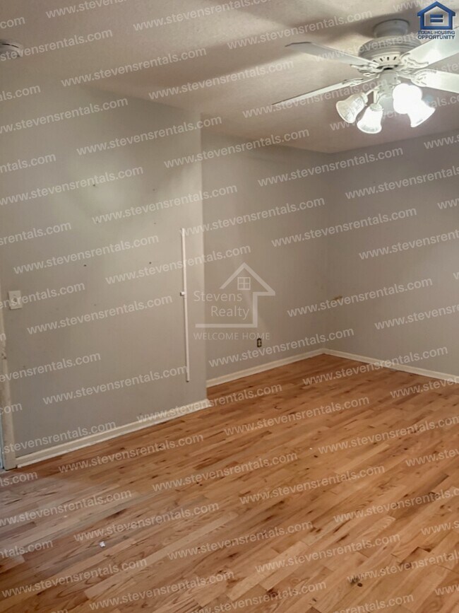 Building Photo - Expansive 4 bedroom Home