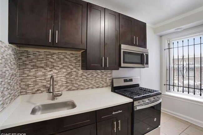 Building Photo - 1008 W 76th St