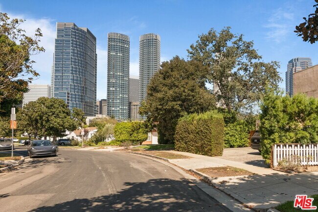 Foto del edificio - 2056 Kerwood Ave