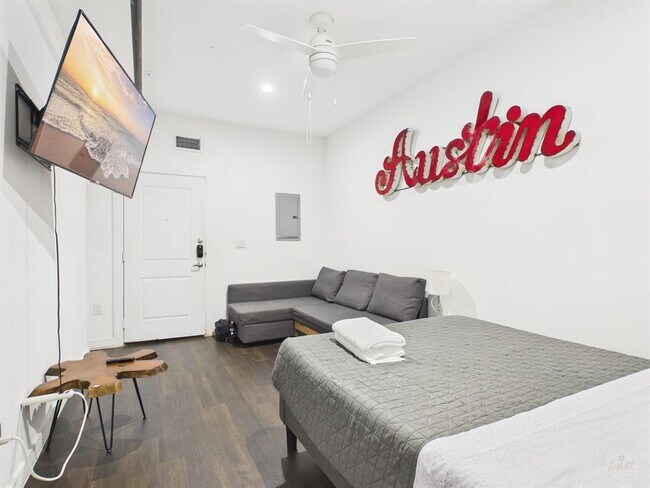 Building Photo - 1010 W 26th St