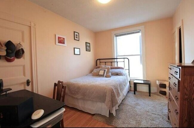 Building Photo - 35 Montcalm Ave