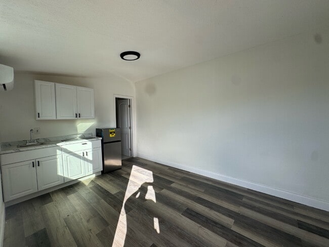 Building Photo - 585 Lindley Terrace