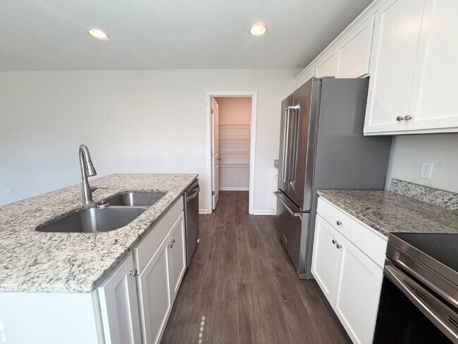 Foto del edificio - Four Bedroom Home in Heritage New Riverside!