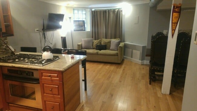 Building Photo - Charming 2BR Garden Unit in Near West Side