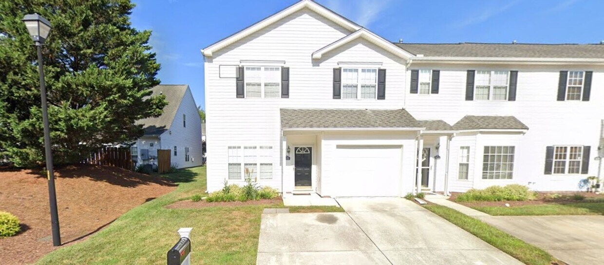 Foto principal - End unit townhome in Morrisville!
