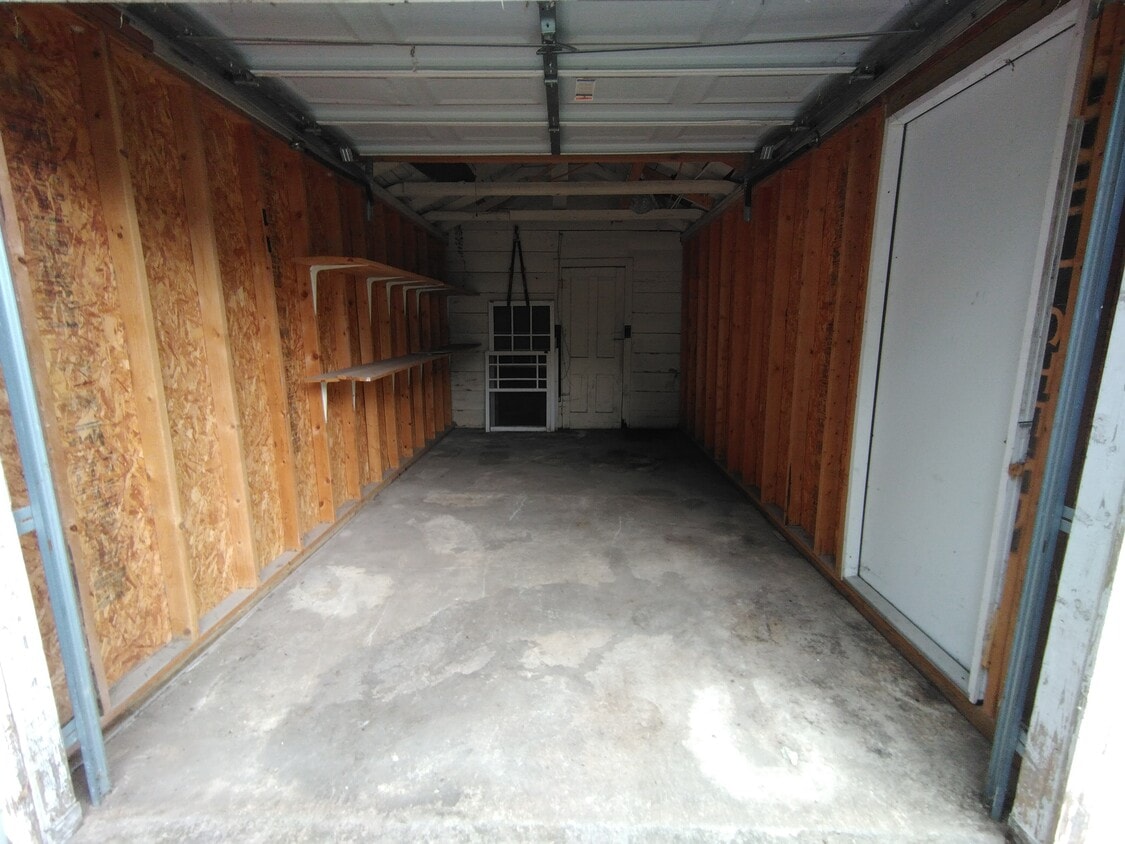 Building Photo - 826 W Lynwood Ave