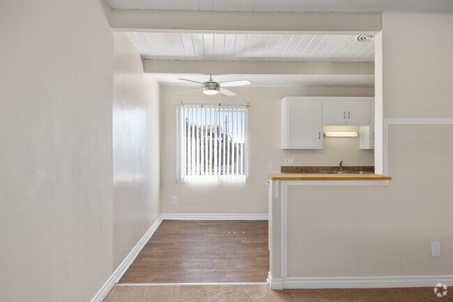 2 habitaciones, 1 baño, 800 pies cuadrados, comedor - Sea Breeze Garden Apartments