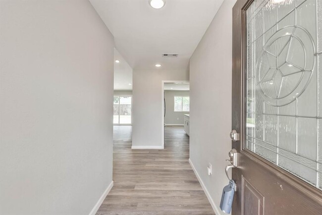 Foto del edificio - 3215 Rockyridge Dr