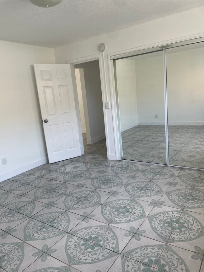 Floorplan - 711 W 81st St