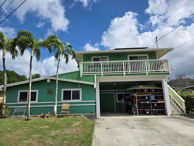 AVAILABLE NOW! 3 bed, 1.5 bath with 2 parking in Kailua. - AVAILABLE NOW! 3 bed, 1.5 bath with 2 parking in Kailua. House