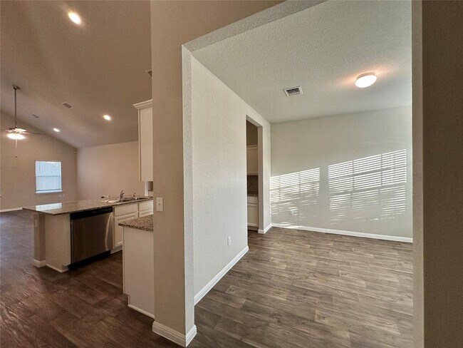 Foto del edificio - 10701 Seguin St