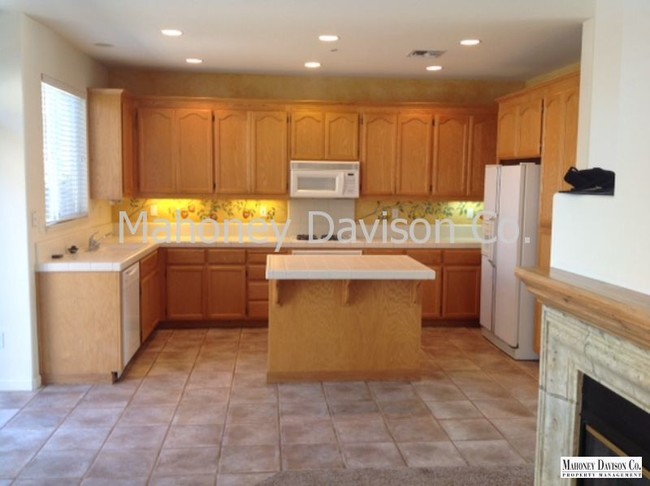 Building Photo - Spacious three bdrm + loft/2.5 bath, two s...