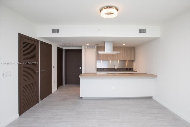 Building Photo - 1000 Brickell Plaza