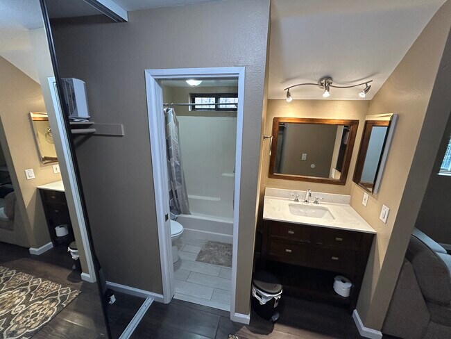 Master bath - 4517 College Way