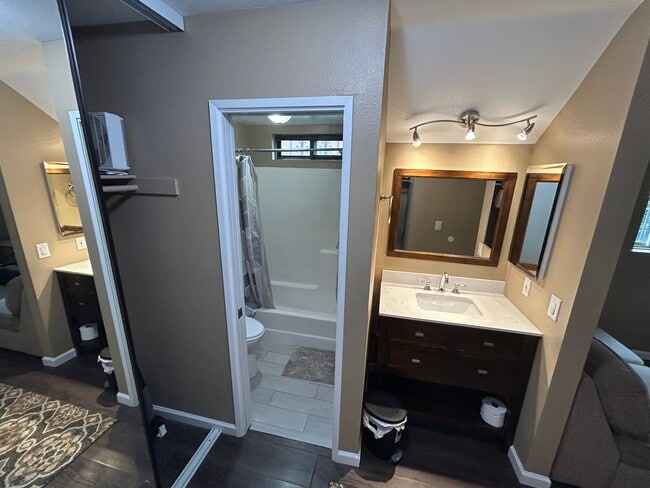 Master bath - 4517 College Way