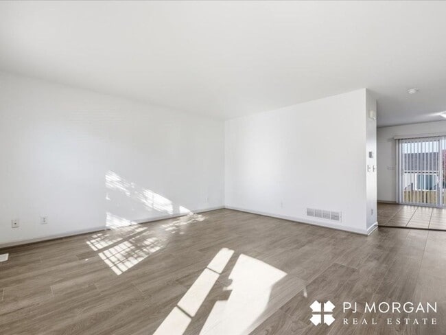 Foto del edificio - 19378 V St