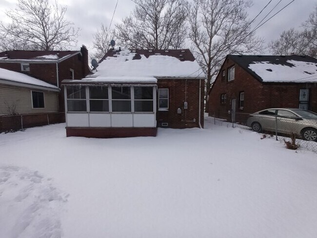 Foto del edificio - 3 bedroom/1.5 bath now available! $1300/mo!