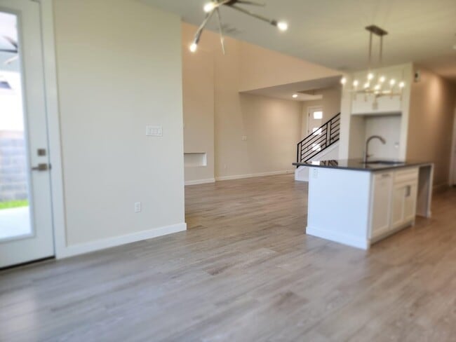 Building Photo - 7506 Cresta Bella St