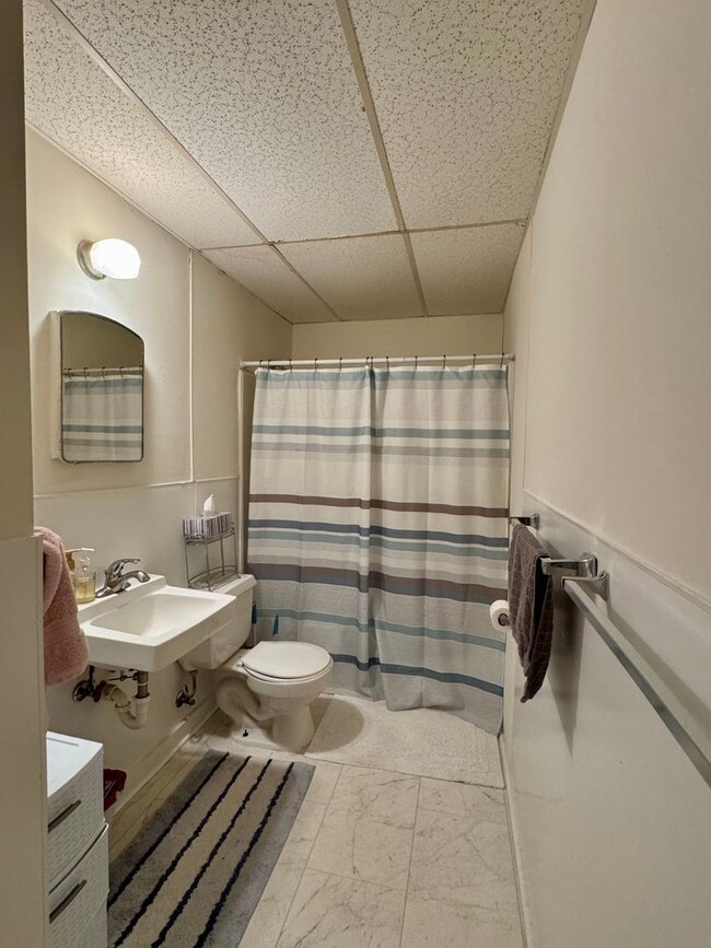 Building Photo - Prime Location! 2BR Apartment with Parking & Water included!