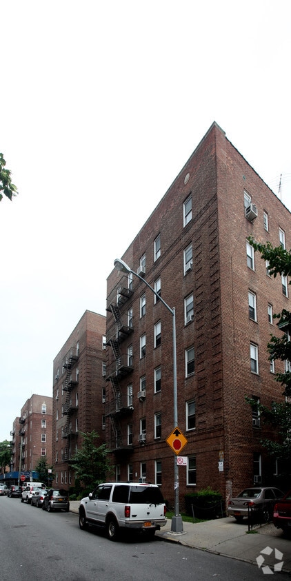 Building Photo - 65-41 Saunders St