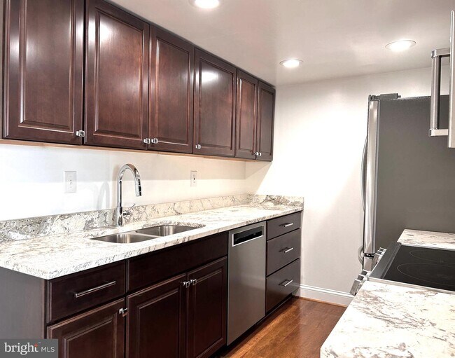 Foto del edificio - 5911 Edsall Rd