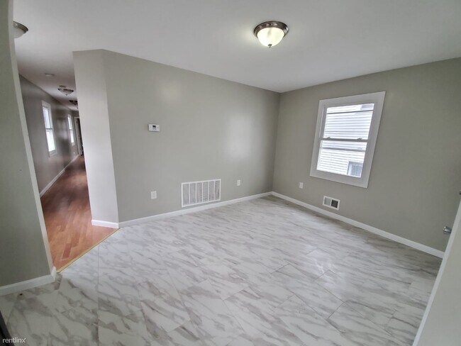 Building Photo - 3 br, 2 bath  - 124 Ellis Ave 2