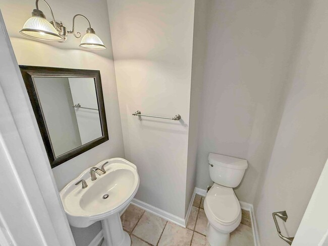 Foto del edificio - Stylish 2-Bedroom, 2.5-Bath Townhome in Pr...