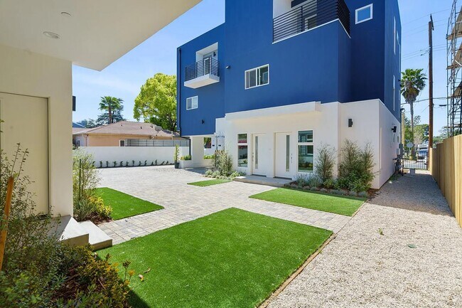 Foto del edificio - 5126 Riverton Ave